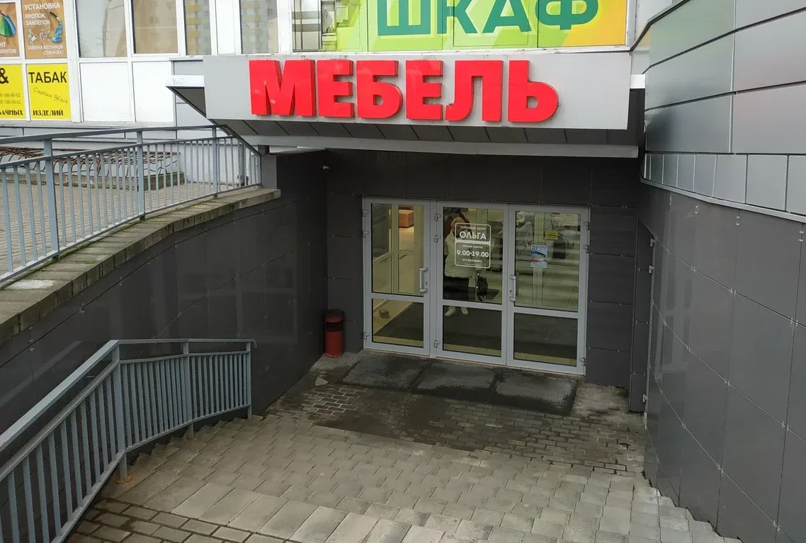 Вход в мебельный павильон Витлис, цокольный этаж